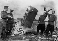 Советские лётчики у обломков фашистского самолёта