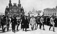 В.И. Ленин с офицерами при обходе войск на Красной площади