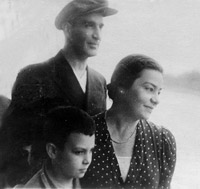 Мирон Иванович Мержанов с женой и сыном