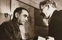 М.И. Калинин (слева) вручает орден Ленина И.А. Мирзаханову