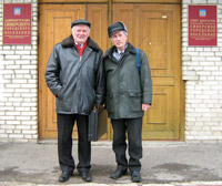 В.А. Волков (справа) в пос. Сиверский