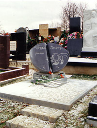 Памятник Борису Заходеру на Троекуровском кладбище в Москве