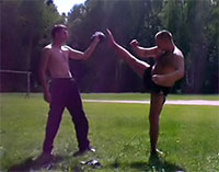 автор и исполнитель из Королёва Клим отрабатывает технику удара ногой на тренировке по боевым искусствам