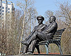 памятник С.П. Королёву и Ю.А. Гагарину на площади у Дома культуры в Подлипках подмосковного города Королева