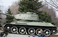 памятник боевой славы - средний танк Т-34-85 образца 1944 г. у Мемориала воинам-калининградцам в подмосковном Королеве