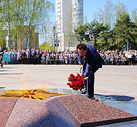 Мемориал воинам-калининградцам - возложение цветов на День Победы в Королеве