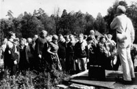 Б.Я. Ежов проводит экскурсию