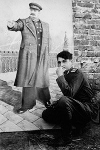 Л.М.&nbsp;Кадушин у плаката, нарисованного им к выборам, 1945&nbsp;г.