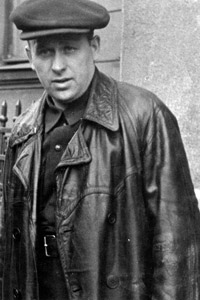 Я.Г. Таубин у подъезда своего дома