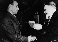 М.И. Калинин вручает Я.Г. Таубину орден Ленина