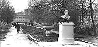 улица Коминтерна, бюст Калинину в сквере Ветеранов Труда. 1970-е годы. (г. Королёв Московская область)